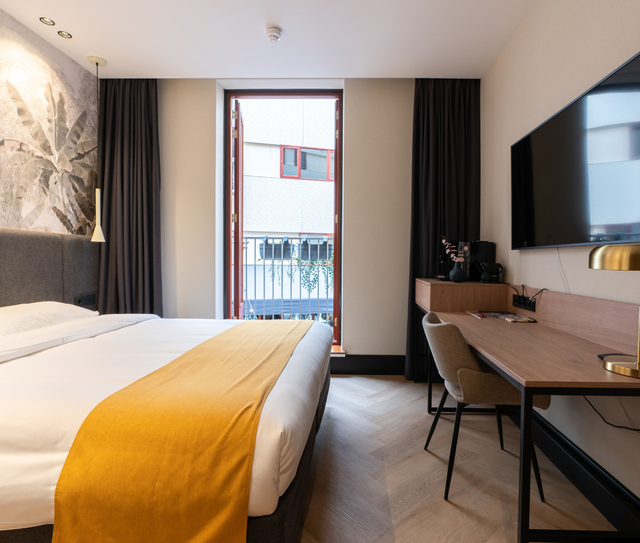 Met onze Deluxe Room leggen we de basis van consistent comfort. Wij bieden dit type kamer aan met een twin bed en de kamer beschikt over een moderne badkamer, knusse werkplek en uitzicht op onze prachtige, nieuwe binnentuin.