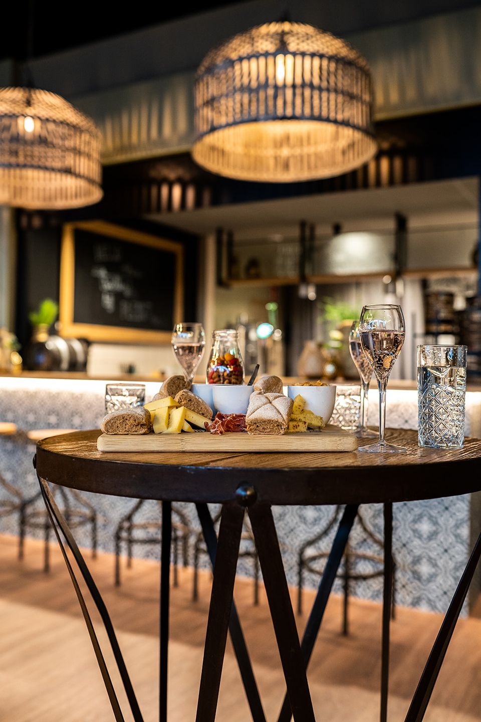 Grand Salon van Plein 7 in Woerden, Groene Hart, sfeervolle ruimte voor zakelijke borrels met borrelplank, hapjes en glazen rosé aan een hoge tafel bij de bar.
