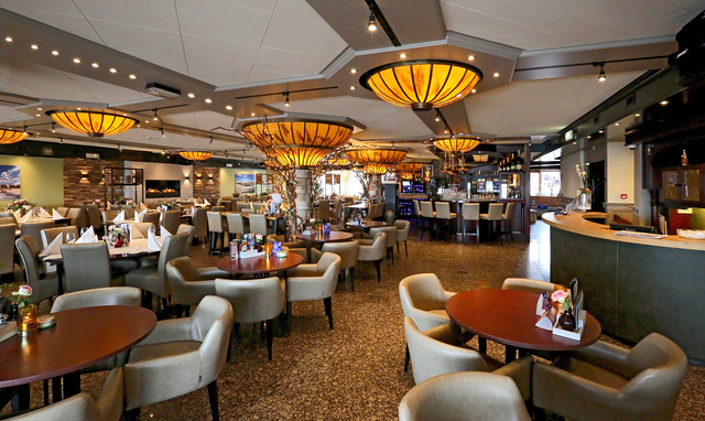 Gedekte tafels bij Restaurant Le Pompadour