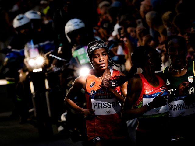 Atlete Sifan Hassan tijdens de laatste kilometers van de Olympische marathon voor vrouwen in Parijs