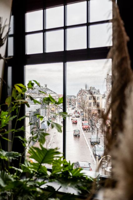 Het uitzicht op de winkelstraat vanuit stadslogement Valentijn in Sneek