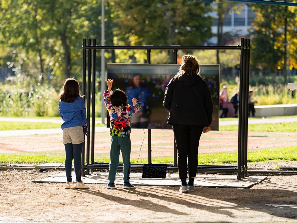 Kleine kinderen die meedoen aan een activiteit tijdens Science Day