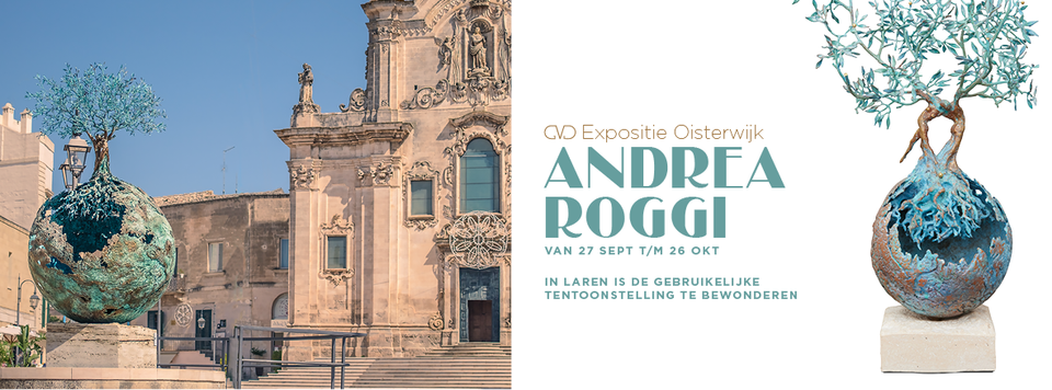 Kunstwerk van Andrea Roggi in de vorm van een bol waaruit een boom groeit met op de achtergrond een oud Italiaans gebouw.