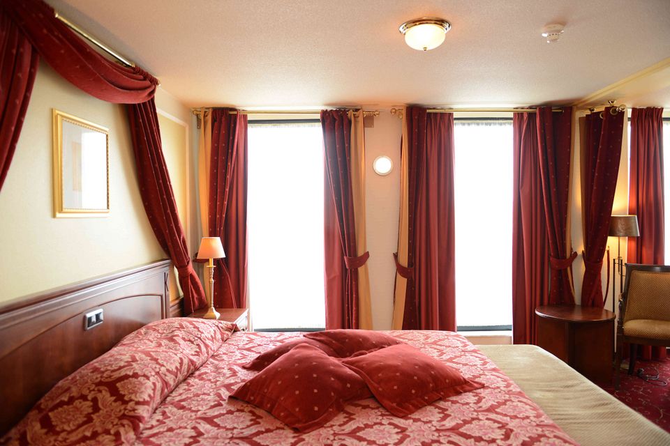 De Junior Suites bieden een stijlvolle en luxueuze inrichting en zijn voorzien van een bubbelbad.