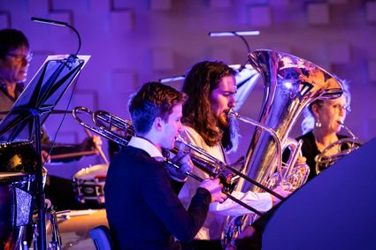 Muziekanten in stemmig blauw licht aan het spelen