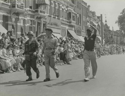 De intocht op de St. Annastraat op de vierde dag van de 40e Vierdaagse