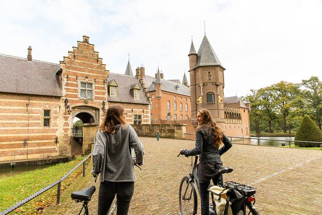 Twee fietsers bij Brabants Fietscafé Kasteel Heeswijk.