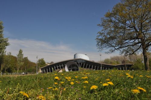 Foto van gebouw en natuur