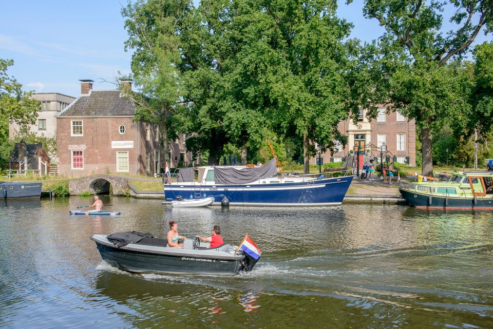 Sloep vaart langs het Vechtstreekmuseum