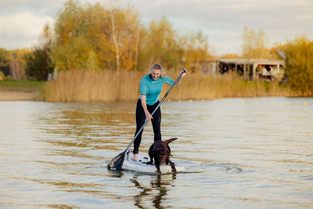 vrouw aan het suppen met hond