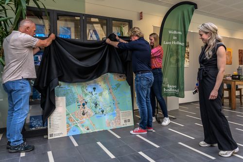 Onthulling van het bord in Oostzaan