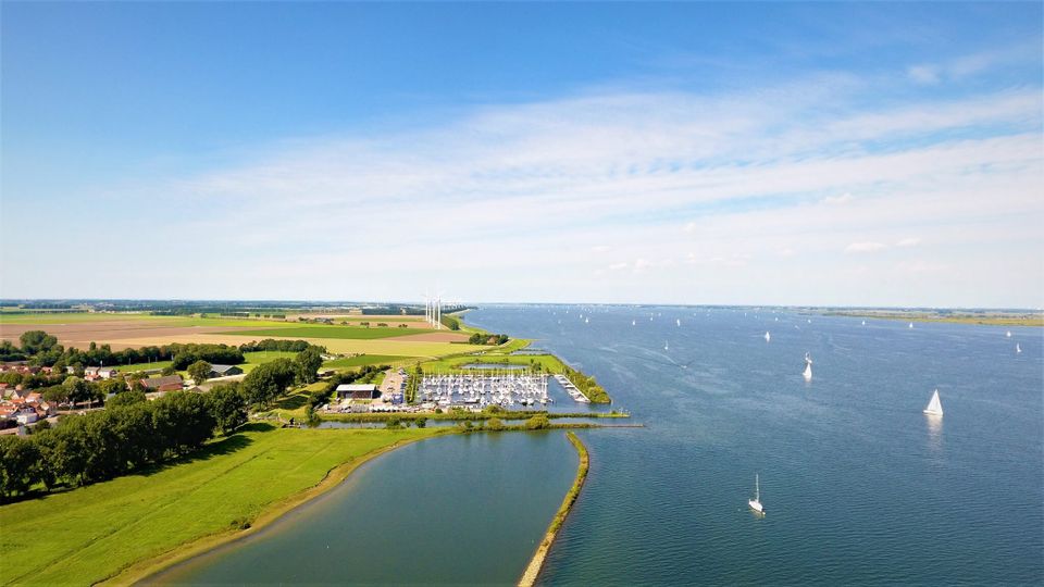 Luchtfoto van Jachthaven Atlantica en Haringvliet