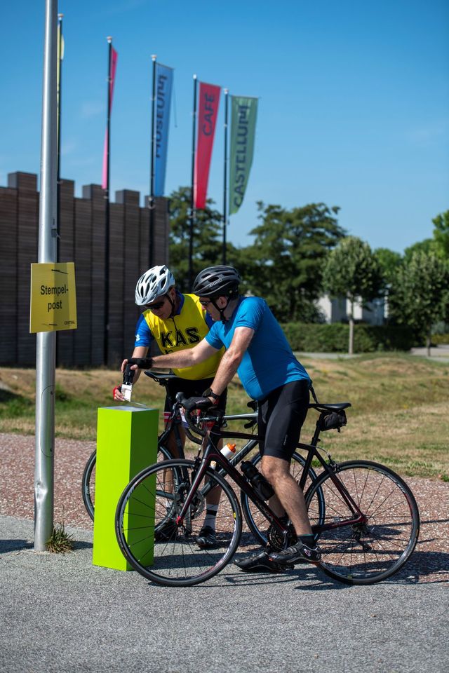 Twee toerfietsers voor Castellum Hoge Woerd.