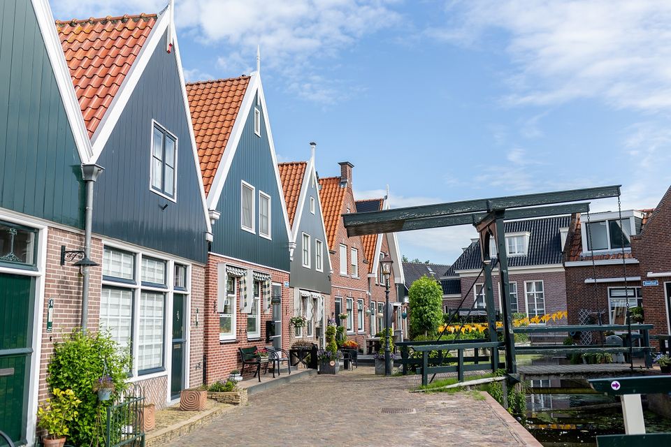Huizen in Het Doolhof in Volendam