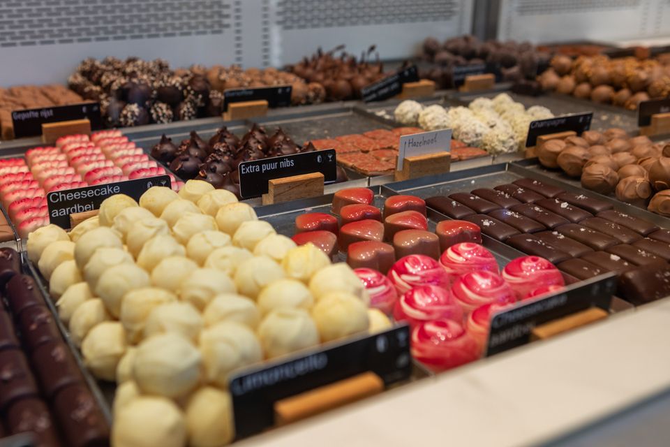 Ambachtelijk gemaakte bonbons in de vitrine bij Choco Made in Alphen aan den Rijn – Hollandse Ambachten Utrecht Region.