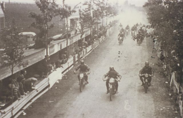 Start van de 500cc-race op het TT-circuit Assen-Hooghalen-Laaghalerveen. De voorste drie rijders zijn no. 10 H. Bieze op New Imperial, no.12 E.W. Raangs op Royal Enfield en no.15 A.J. van der Weel op Royal Enfield.