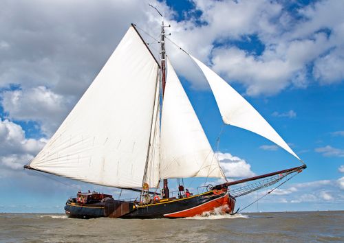 Een zeilschip op het water