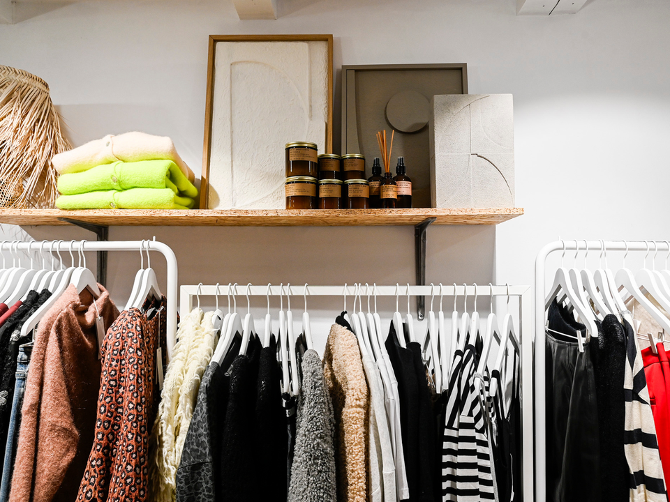 Kledingrek met leuke items in de winkel Bij Marlies in Delft