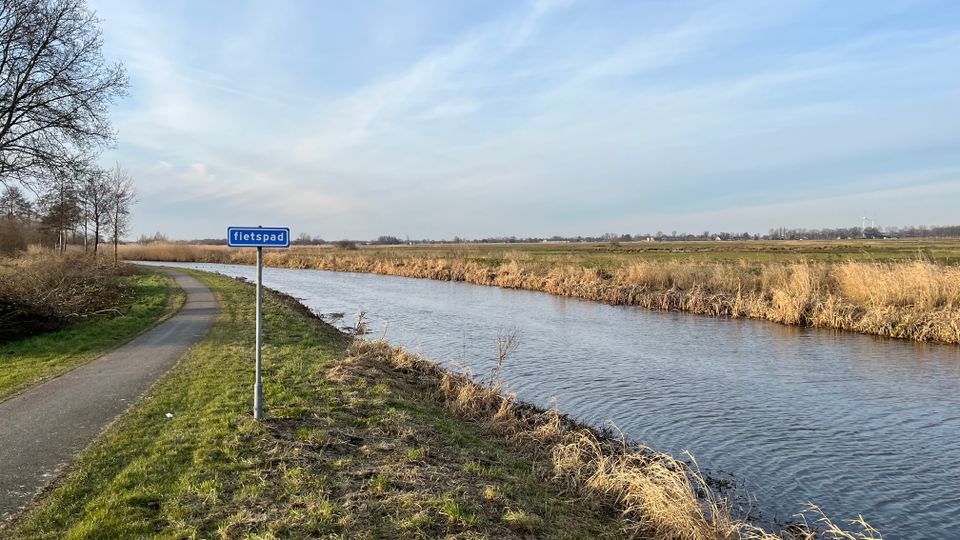 Fietspad langs het Valleikanaal in Natuurgebied Binnenveldse Hooilanden