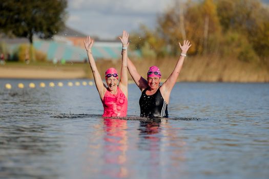 Vrouwen in het water.