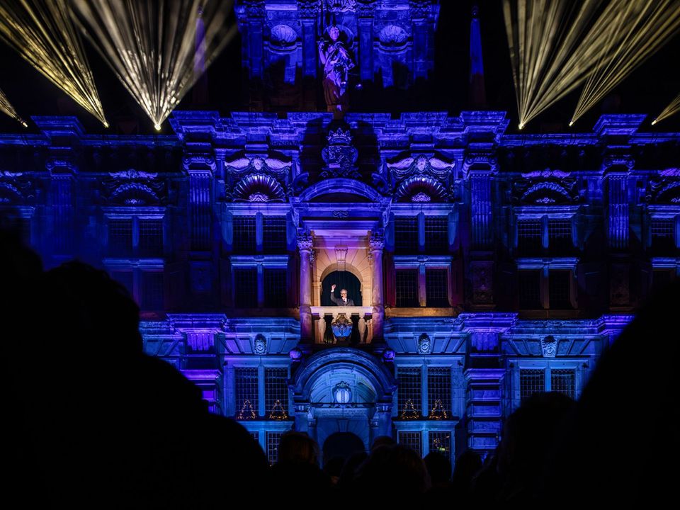 De burgemeester van Delft op het balkon van het stadhuis