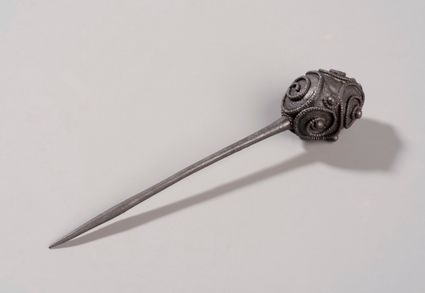 Prachtige versierde haarnaald uit Rijswijk: een aanwijzing dat hier ook rijke vrouwen waren.