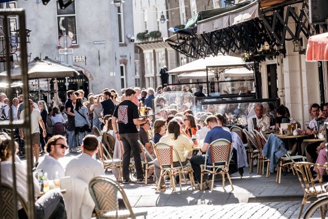Mensen op het terras in de Korenbrugstraat in Den Bosch / 's-Hertogenbosch