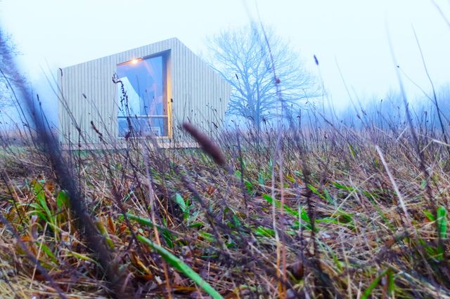 Een natuurhut gehuld in mist.