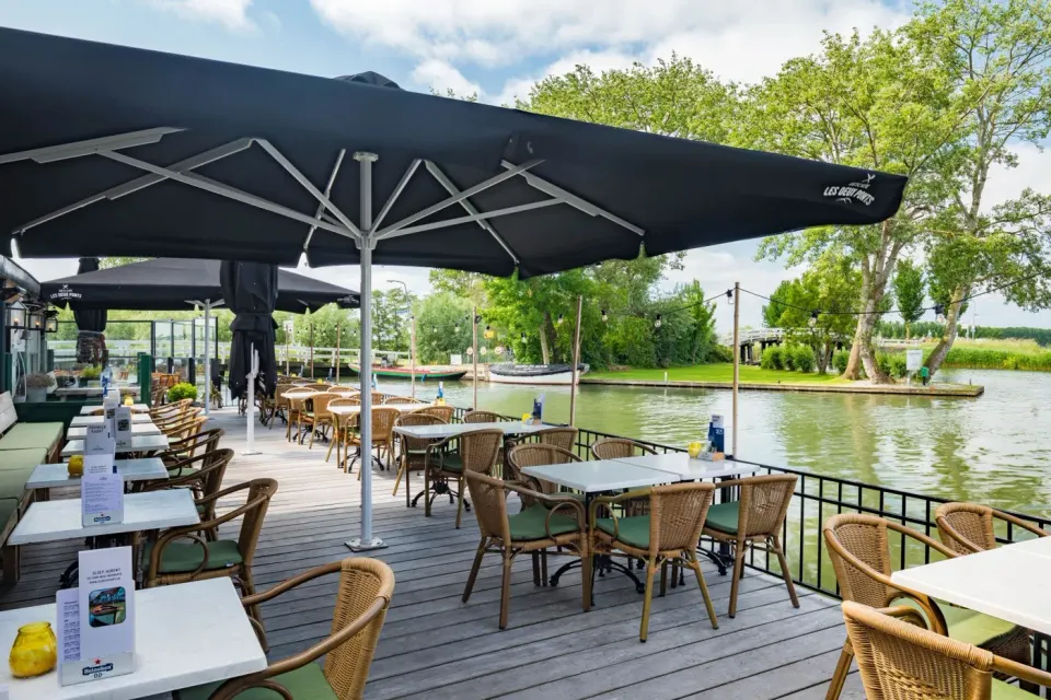 Terras aan het water van Les deux points