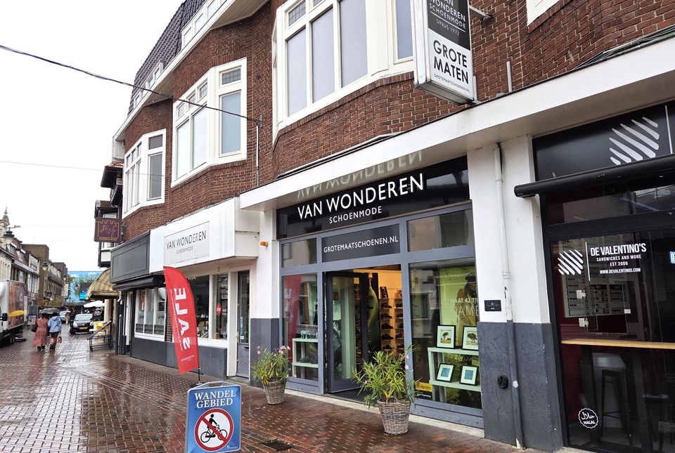 Schoenenwinkel van Wonderen, voorpui