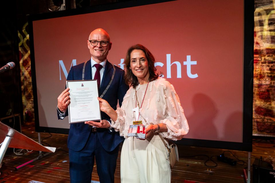 Hubert Mackus reikt Teken van Verdienste uit aan Leontien Mees Maastricht Marketing