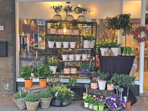 Een winkel in Burgermeester van Baarstraat in Volendam