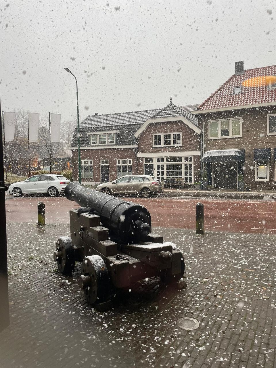 Kanon gehuld in een deken van sneeuw