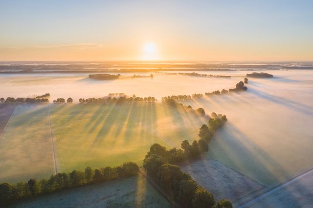 Het Drentse landschap van boven in de ochtendmist