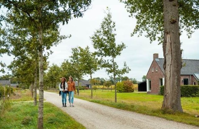 Zwei Frauen gehen durch die Straße in den ehemaligen Kolonien der Wohltätigkeit in der niederländischen Provinz Drenthe.