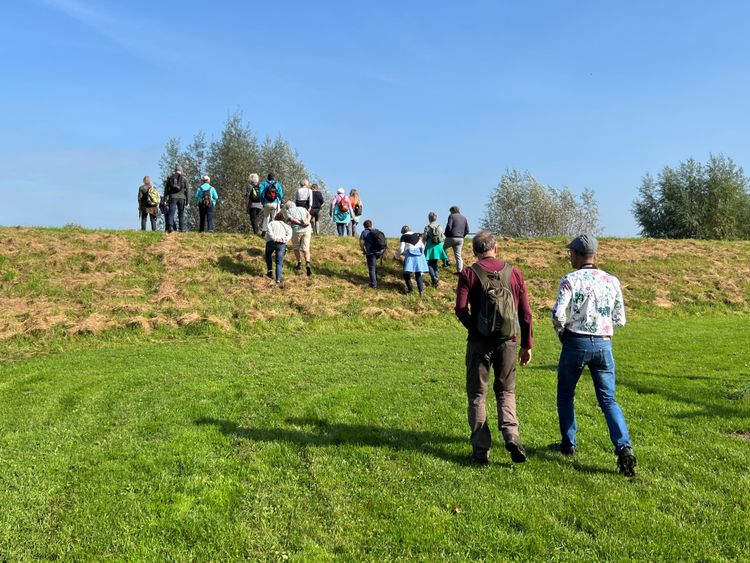 Mensen aan het wandelen in de natuur