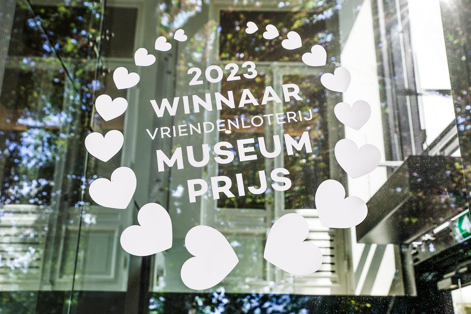 Sticker op deur met tekst gewonnen prijs 2023