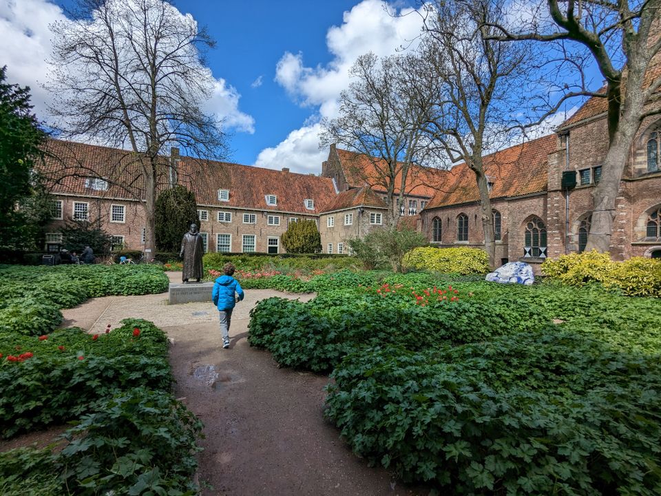 Kind rent in tuin Prinsenhof beeld WIllem van Oranje
