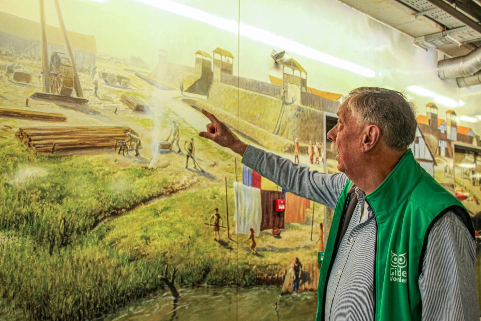 Geïnteresseerde bezichtigt de tekening van het Romeinse fort in Woerden