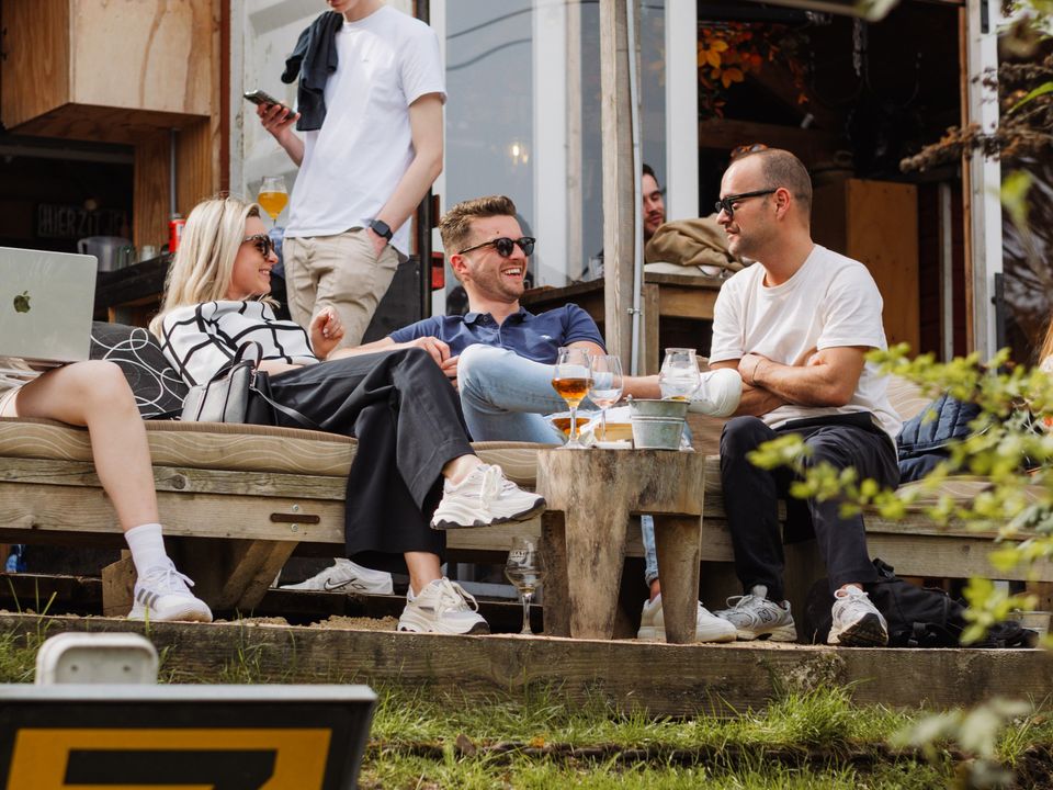 Mensen op het terras bij BAAI Breda