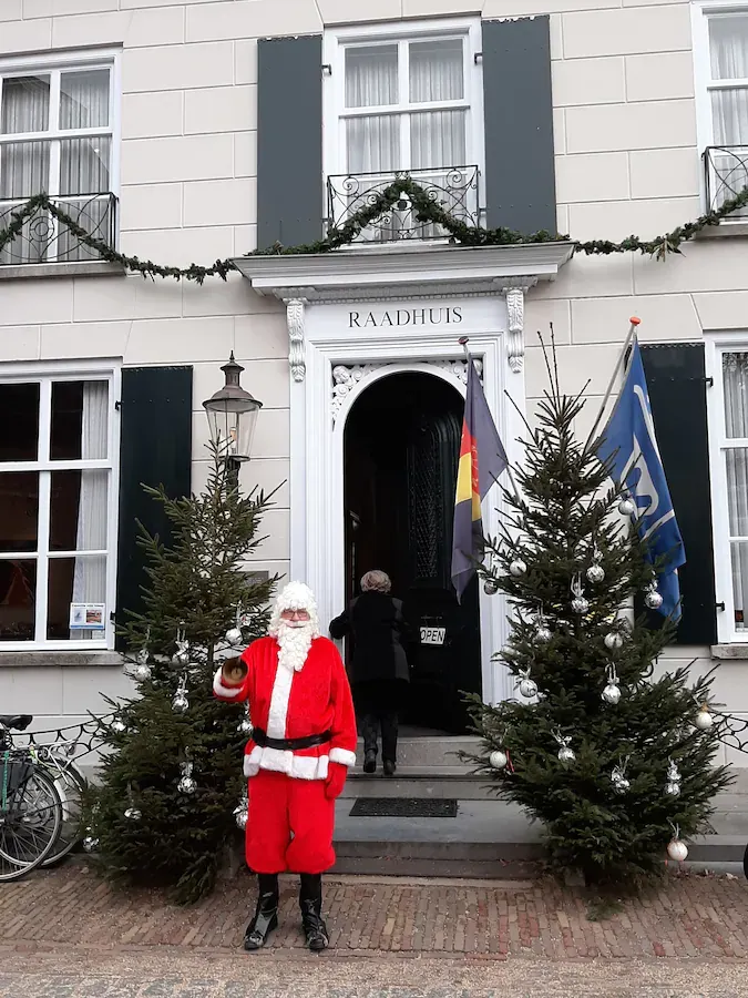 kerstman bij het raadhuis in ravenstein waar het toeristisch informatiecentrum ravenstein gevestigd is