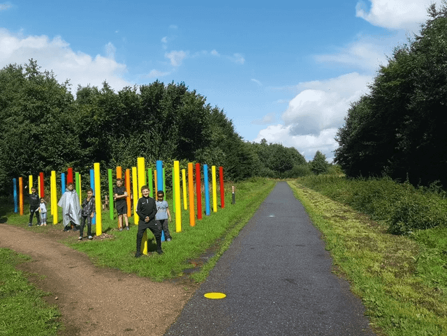 Kinderen bij kleurrijk kunstwerk in het Gagelbos