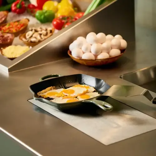 Gekookte eieren in een pan