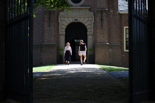Mensen die de Keyserkerk uitlopen