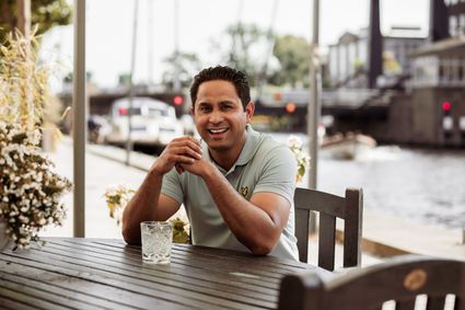 Jean-Paul Manuhutu, 37 jaar, vader van 3 kinderen, geboren en getogen Alphenaar en een passie voor marketing. Met ruim tien jaar ervaring op zak is hij nu sinds 1 juni 2024 citymarketeer van Alphen aan den Rijn.