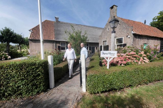 Museumboerderij Karstenhoeve stel entree boerderij Ruinerwold Dokter Larijweg