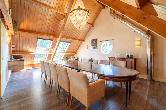 Photo of the meeting room at the front of Hoeve Rustdam