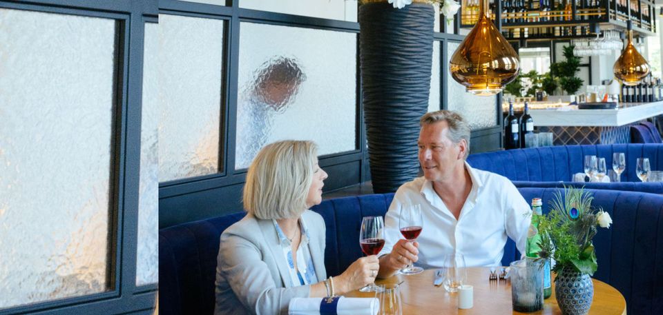 Een koppel die aan het dineren zijn bij restaurant Kruydt in Delft