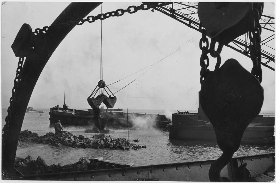 Oude foto van inpoldering Flevoland met machines