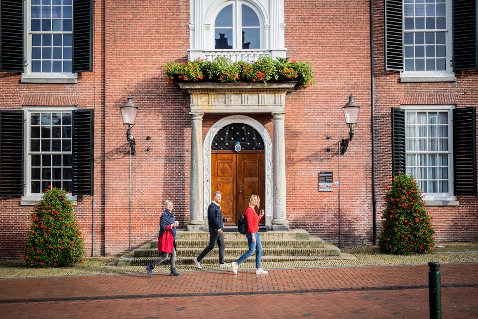 Groepje wandelt door de stad Dokkum